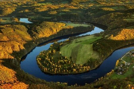 Die Moldau schlängelt sich auf 430 Kilometern durch Tschechien. Wer entlang ihrer Ufer läuft, erlebt nach jeder Kurve ein neues Panorama