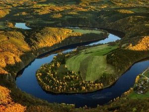 Die Moldau schlängelt sich auf 430 Kilometern durch Tschechien. Wer entlang ihrer Ufer läuft, erlebt nach jeder Kurve ein neues Panorama Die Moldau schlängelt sich auf 430 Kilometern durch Tschechien. Wer entlang ihrer Ufer läuft, erlebt nach jeder Kurve ein neues Panorama
