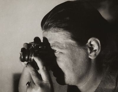 Germaine Krull mit der Contax um 1932