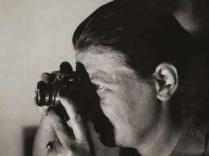 Germaine Krull mit der Contax um 1932 Germaine Krull mit der Contax um 1932