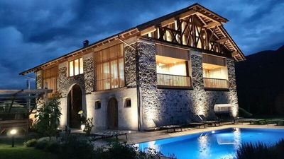Umgeben von Apfelplantagen kühlen sich Gäste beim „Roter Hahn“-Grieserhof in Nals bei Meran an heißen Tagen im chlorfreien Schwimmbad ab