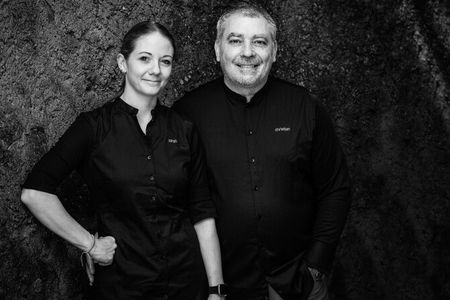 Auch bei Ihren kulinarischen Streifzügen entlang Lissabons Sonnenküste nahe ihrer Villa in der Ferienhausanlage Victor’s Portugal Malveira-Guincho können sich der mit drei Michelin-Sternen dekorierte Spitzenkoch Christian und seine Frau Sarah Bau auf ihren gemeinsamen Geschmack verlassen