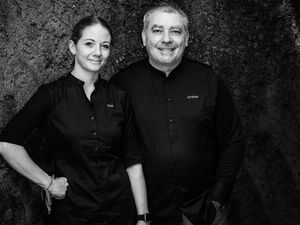 Auch bei Ihren kulinarischen Streifzügen entlang Lissabons Sonnenküste nahe ihrer Villa in der Ferienhausanlage Victor’s Portugal Malveira-Guincho können sich der mit drei Michelin-Sternen dekorierte Spitzenkoch Christian und seine Frau Sarah Bau auf ihren gemeinsamen Geschmack verlassen