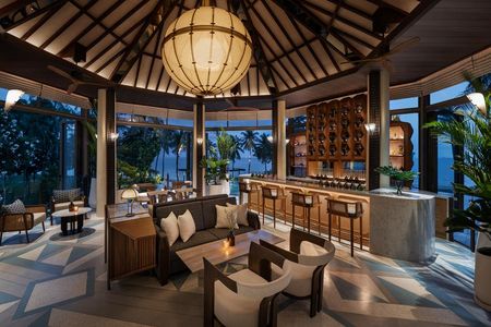 Im „The Gin Run“ (rechts) des Centara Reserve Samui kommt ein Funke Zauber mit ins Glas