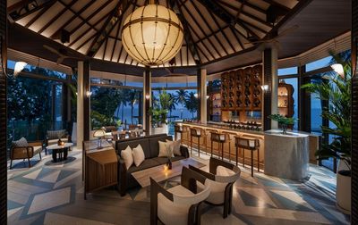 Im „The Gin Run“ (rechts) des Centara Reserve Samui kommt ein Funke Zauber mit ins Glas