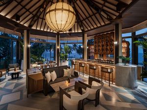 Im „The Gin Run“ (rechts) des Centara Reserve Samui kommt ein Funke Zauber mit ins Glas Im „The Gin Run“ (rechts) des Centara Reserve Samui kommt ein Funke Zauber mit ins Glas