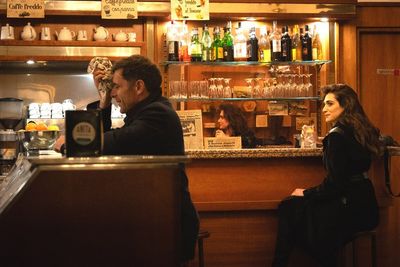 Rocco (Adriano Giannini) und Lea (Pilar Fogliati) lernen sich in einer Bar kennen 