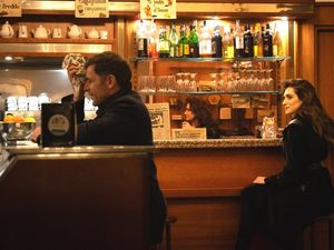 Rocco (Adriano Giannini) und Lea (Pilar Fogliati) lernen sich in einer Bar kennen Rocco (Adriano Giannini) und Lea (Pilar Fogliati) lernen sich in einer Bar kennen