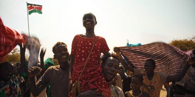 Nawi (Michelle Lemuya Ikeny) wird gefeiert