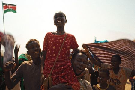 Nawi (Michelle Lemuya Ikeny) wird gefeiert