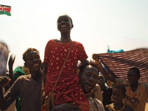 Nawi (Michelle Lemuya Ikeny) wird gefeiert Nawi (Michelle Lemuya Ikeny) wird gefeiert