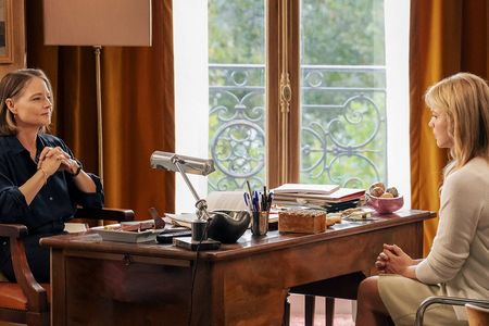 Die Psychiaterin Lilian Steiner (Jodie Foster) im Gespräch mit ihrer Patientin Paula Cohen-Solal (Virginie Efira)