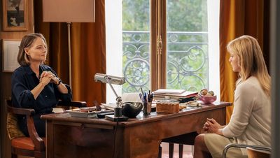 Die Psychiaterin Lilian Steiner (Jodie Foster) im Gespräch mit ihrer Patientin Paula Cohen-Solal (Virginie Efira)