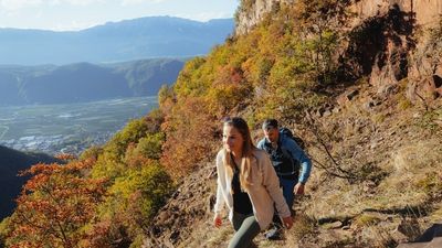 Der Leiferer Höhenweg führt Aktive auf 16,7 Kilometern von der Apfelstadt Leifers bis zur Halbruine der Haselburg bei Bozen