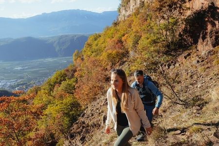 Der Leiferer Höhenweg führt Aktive auf 16,7 Kilometern von der Apfelstadt Leifers bis zur Halbruine der Haselburg bei Bozen