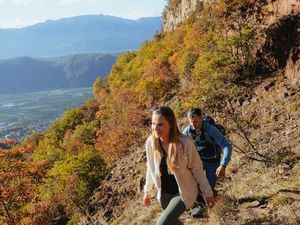 Der Leiferer Höhenweg führt Aktive auf 16,7 Kilometern von der Apfelstadt Leifers bis zur Halbruine der Haselburg bei Bozen Der Leiferer Höhenweg führt Aktive auf 16,7 Kilometern von der Apfelstadt Leifers bis zur Halbruine der Haselburg bei Bozen