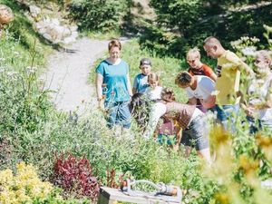 WunderWanderWeg oberhalb von St. Anton am Arlberg erfahren Familien an interaktiven Stationen Spannendes über die Natur und wie sie zu deren Erhaltung beitragen können WunderWanderWeg oberhalb von St. Anton am Arlberg erfahren Familien an interaktiven Stationen Spannendes über die Natur und wie sie zu deren Erhaltung beitragen können