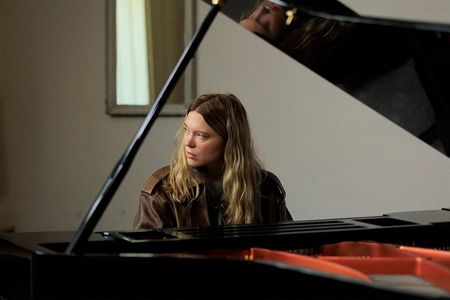 Die Konzertpiansitin Lucy (Léa Seydoux) ist erschüttert über die neuen Erkenntnisse über ihren Mann