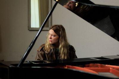 Die Konzertpiansitin Lucy (Léa Seydoux) ist erschüttert über die neuen Erkenntnisse über ihren Mann