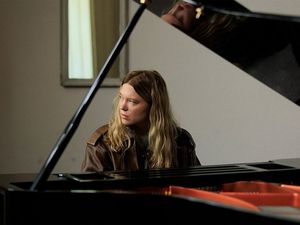 Die Konzertpiansitin Lucy (Léa Seydoux) ist erschüttert über die neuen Erkenntnisse über ihren Mann Die Konzertpiansitin Lucy (Léa Seydoux) ist erschüttert über die neuen Erkenntnisse über ihren Mann