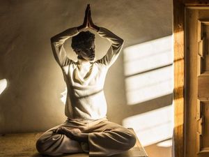 Ob beim Flow, Hatha, Ashtanga oder Vinyasa: Das Flair des Yoga- und Meditationsraums im Südtiroler Hotel Weisses Kreuz lädt dazu ein, Körper und Geist zu verbinden