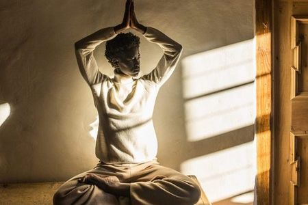 Ob beim Flow, Hatha, Ashtanga oder Vinyasa: Das Flair des Yoga- und Meditationsraums im Südtiroler Hotel Weisses Kreuz lädt dazu ein, Körper und Geist zu verbinden
