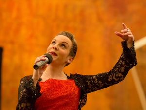 Anja Gutgesell steht für Ausdrucksstärke sowie Brillanz und weiß mit ihrem gesanglichen Talent das Publikum in den Bann zu ziehen Anja Gutgesell steht für Ausdrucksstärke sowie Brillanz und weiß mit ihrem gesanglichen Talent das Publikum in den Bann zu ziehen