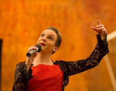 Anja Gutgesell steht für Ausdrucksstärke sowie Brillanz und weiß mit ihrem gesanglichen Talent das Publikum in den Bann zu ziehen