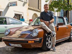„Tatort“-Targa: Schauspieler Richy Müller alias Kommissar Thorsten Lannert startet regelmäßig mit seinem Film-Porsche bei der ADAC Europa Classic in Schenna „Tatort“-Targa: Schauspieler Richy Müller alias Kommissar Thorsten Lannert startet regelmäßig mit seinem Film-Porsche bei der ADAC Europa Classic in Schenna