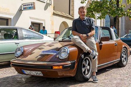 „Tatort“-Targa: Schauspieler Richy Müller alias Kommissar Thorsten Lannert startet regelmäßig mit seinem Film-Porsche bei der ADAC Europa Classic in Schenna