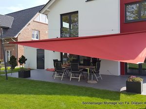 Markisen erweitern den Wohnraum optisch und auch funktional. Auf Balkonen und Terrassen Markisen erweitern den Wohnraum optisch und auch funktional. Auf Balkonen und Terrassen