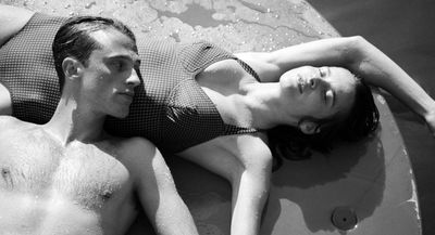 Meursault (Benjamin Voisin) und Marie (Rebecca Marder) baden an einem heißen Sommertag