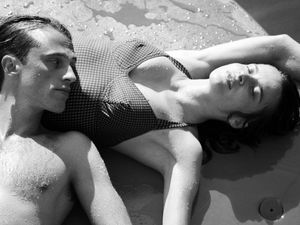 Meursault (Benjamin Voisin) und Marie (Rebecca Marder) baden an einem heißen Sommertag Meursault (Benjamin Voisin) und Marie (Rebecca Marder) baden an einem heißen Sommertag