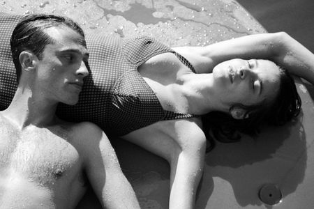 Meursault (Benjamin Voisin) und Marie (Rebecca Marder) baden an einem heißen Sommertag