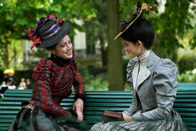 Mutter Odette (Sara Giraudeau, r.) und Tochter Adèle (Suzanne Lindon) versöhnen sich