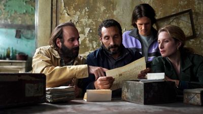Guy (Vincent Macaigne), Abdel (Zinedine Soualem), Seb (Abraham Wapler) und Céline (Julia Piaton, v.l.n.r.) finden alte Briefe im Haus von Adèle