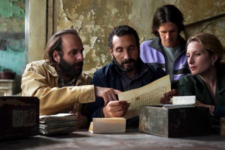 Guy (Vincent Macaigne), Abdel (Zinedine Soualem), Seb (Abraham Wapler) und Céline (Julia Piaton, v.l.n.r.) finden alte Briefe im Haus von Adèle