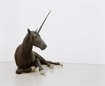 Olaf Nicolai: La Lotta, 2006, Präpariertes Fell, Horn, Polyester, elektrische Heizung, Temperatursteuerung, 153 × 215 × 155 cm. © VG Bild-Kunst, Bonn 2025