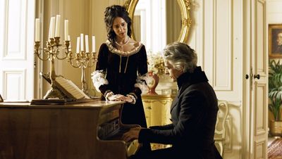 Ioannis Kapodistrias (Antonis Myriagos) spielt für seine Geliebte Roxandra Sturdza (Ilectra Fragkiadaki) auf dem Klavier