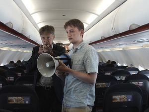 Mux (Jan Henrik Stahlberg) und Karsten (TilmanVellguth) versuchen Flugzeugpassagiere vom Muxismus zu überzeugen Mux (Jan Henrik Stahlberg) und Karsten (TilmanVellguth) versuchen Flugzeugpassagiere vom Muxismus zu überzeugen