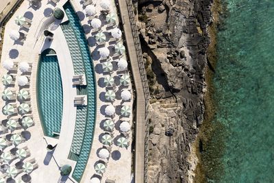 Hier eröffnet ein eleganter Infinity-Pool zusammen mit Sonnenterrassen und einer Bar den Blick auf die Salzfelder