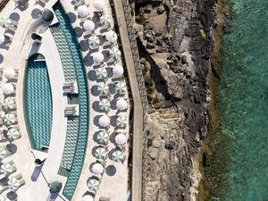 Hier eröffnet ein eleganter Infinity-Pool zusammen mit Sonnenterrassen und einer Bar den Blick auf die Salzfelder Hier eröffnet ein eleganter Infinity-Pool zusammen mit Sonnenterrassen und einer Bar den Blick auf die Salzfelder