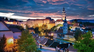 In Český Krumlov umarmt die Moldau die Stadt wie ein schützender Arm – und trägt seit Jahrhunderten Kultur, Handwerk und Geschichten durch ihre Gassen