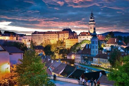 In Český Krumlov umarmt die Moldau die Stadt wie ein schützender Arm – und trägt seit Jahrhunderten Kultur, Handwerk und Geschichten durch ihre Gassen
