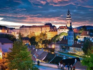 In Český Krumlov umarmt die Moldau die Stadt wie ein schützender Arm – und trägt seit Jahrhunderten Kultur, Handwerk und Geschichten durch ihre Gassen In Český Krumlov umarmt die Moldau die Stadt wie ein schützender Arm – und trägt seit Jahrhunderten Kultur, Handwerk und Geschichten durch ihre Gassen