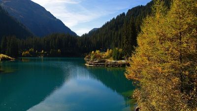 Das Verwalltal in St. Anton am Arlberg ist zu jeder Jahreszeit eine Quelle der Ruhe – egal ob in strahlendes Weiß gehüllt oder im farbenfrohen (Spät-)Sommer