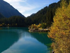 Das Verwalltal in St. Anton am Arlberg ist zu jeder Jahreszeit eine Quelle der Ruhe – egal ob in strahlendes Weiß gehüllt oder im farbenfrohen (Spät-)Sommer Das Verwalltal in St. Anton am Arlberg ist zu jeder Jahreszeit eine Quelle der Ruhe – egal ob in strahlendes Weiß gehüllt oder im farbenfrohen (Spät-)Sommer
