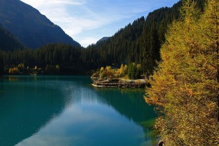 Das Verwalltal in St. Anton am Arlberg ist zu jeder Jahreszeit eine Quelle der Ruhe – egal ob in strahlendes Weiß gehüllt oder im farbenfrohen (Spät-)Sommer
