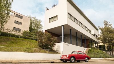 Stuttgarter Architekten sowie der Bund Deutscher Architektinnen und Architekten (BDA) Baden-Württemberg gründeten 1982 die Siedlung am Weissenhof auf dem Stuttgarter Killesberg