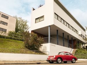 Stuttgarter Architekten sowie der Bund Deutscher Architektinnen und Architekten (BDA) Baden-Württemberg gründeten 1982 die Siedlung am Weissenhof auf dem Stuttgarter Killesberg